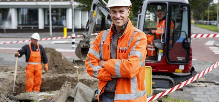 Nederland, Amstelveen, 4 oktober 2016.
Het vernieuwen van de Amstelveenlijn.
Omgeving halte Kronenburg.
Eerste zichtbare werkzaamheden: graven proefsleuven.


Foto: Ge Dubbelman/Hollandse Hoogte 2016.